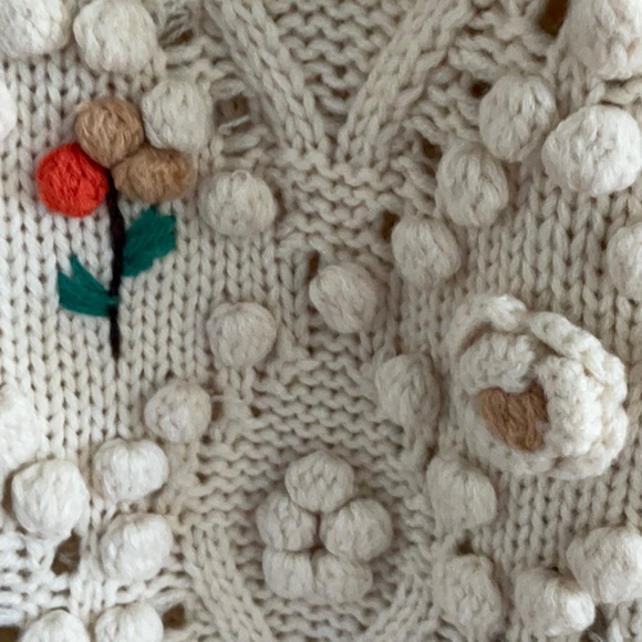 Zara Beige Knit V-Neck Sweater Vest with 3-D Accents size medium - Picture 3 of 5